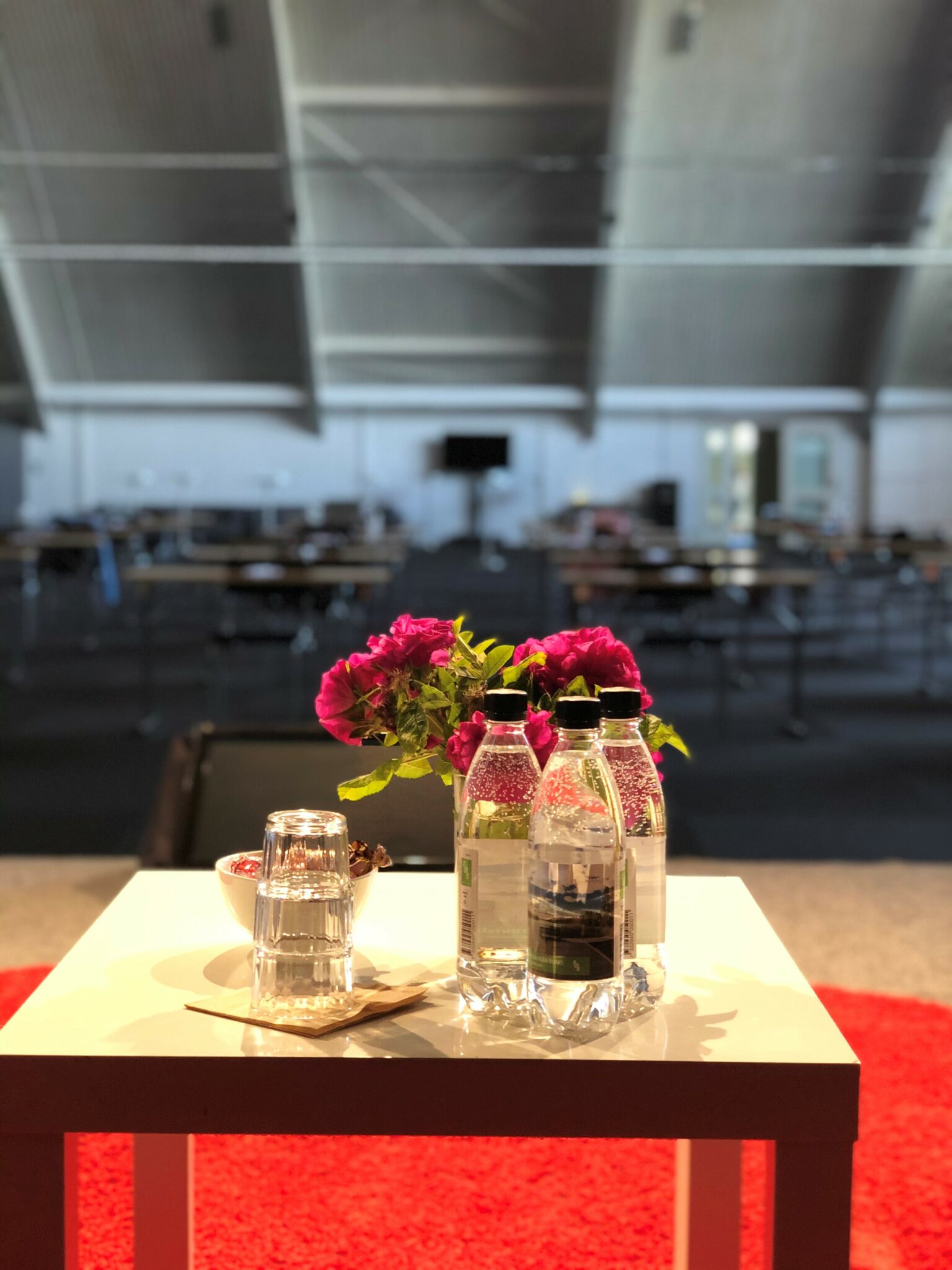 På Runöhallens scen